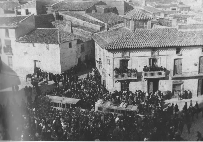 Llegada a la plaza de los primeros autobuses.